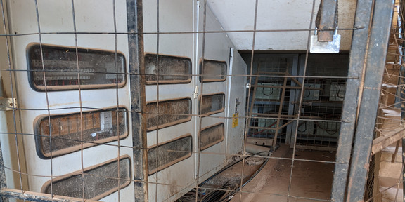Mehrere Stromzähler hinter Gintern nahe einer Treppe in einem Wohngebäude im Wohngebiet Canaan Estate in Nairobi