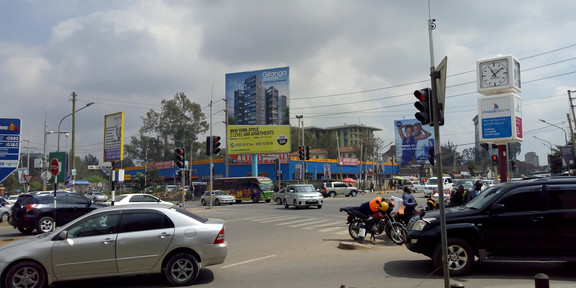 Straßenkreuzung nahes eines Einkaufszentrum im Stadtteil Kilimani in Nairobi