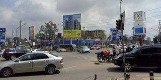 Straßenkreuzung nahes eines Einkaufszentrum im Stadtteil Kilimani in Nairobi