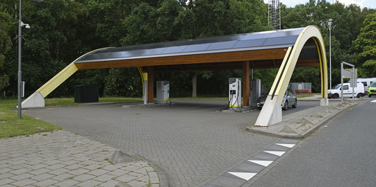 Eine große Aufladestation für elektrische Fahrzeuge in den Niederlanden
