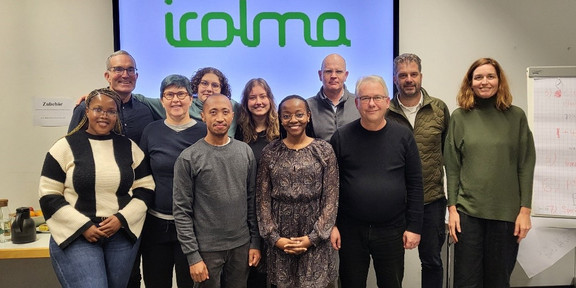 Bild von 11 Personen, die Teil des Forschungsprojekts ICOLMA sind, in einem Raum vor einer weißen Wand in Dortmund, Deutschland (2024)