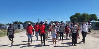 Menschen auf einer Straße in Windhuk, Namibia (2023)