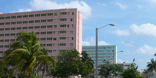 Bunte Mehrfamilienhäuser in Havana