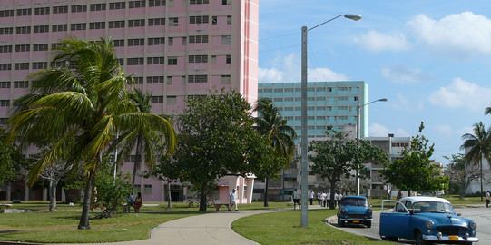 Bunte Mehrfamilienhäuser in Havana