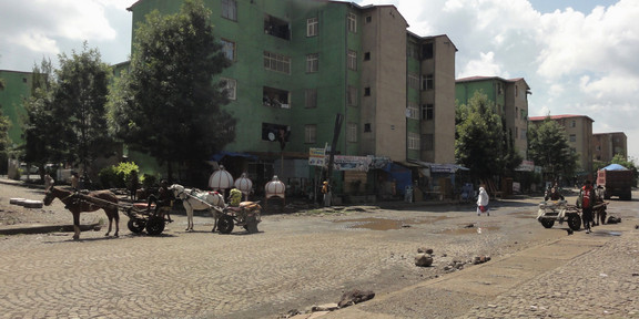 Straße mit sogenannten 'Condominiums' in Vorort Tulu Dimtu der Metropolregion Addis Ababa, Äthiopien (2023)