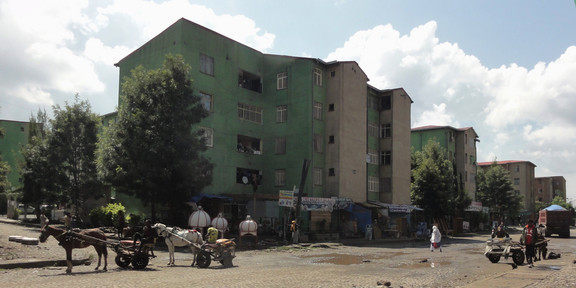 Straße mit sogenannten 'Condominiums' in Vorort Tulu Dimtu der Metropolregion Addis Ababa, Äthiopien (2023)