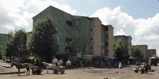 Straße mit sogenannten 'Condominiums' in Vorort Tulu Dimtu der Metropolregion Addis Ababa, Äthiopien (2023)