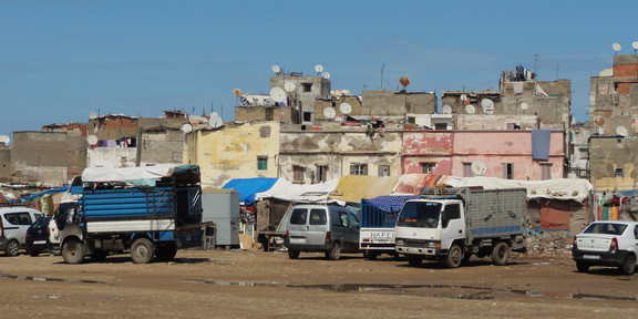 Mehrere Lastwägen vor Wohngebäuden in der Altstadt von Casablanca