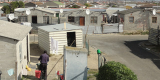 Mehrere kleine Hütten im Stadtteil Khayelitsha in Kapstadt