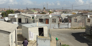 Mehrere kleine Hütten im Stadtteil Khayelitsha in Kapstadt