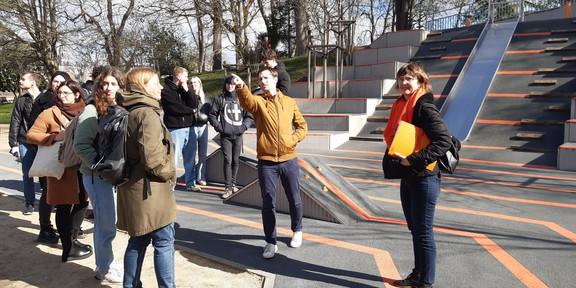 Menschen auf einem Spielplatz in der französischen Stadt Èvreux, Frankreich (2023)