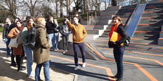 Menschen auf einem Spielplatz in der französischen Stadt Èvreux, Frankreich (2023)