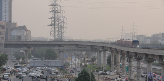 Hochbahn and Straße in Vorort Gurugram bei Delhi
