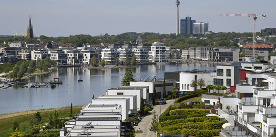 Weiter Blick auf den Stadtteil Phoenixsee in Dortmund