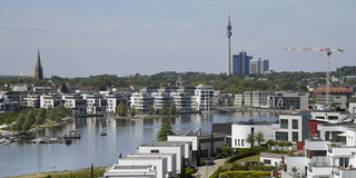 Weiter Blick auf den Stadtteil Phoenixsee in Dortmund