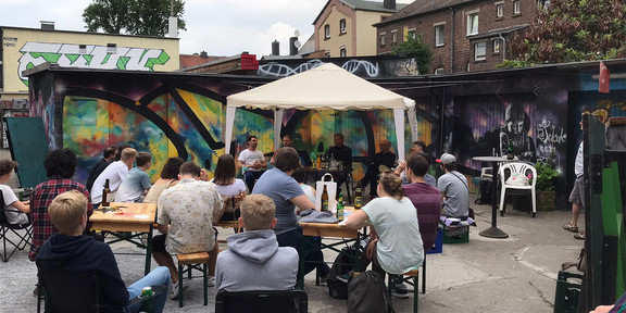 Dortmund, Deutschland Mehrere Personen auf Stühlen, die an einer Diskussionsrunde zum Abschluss eines Studierendenprojekts zu Trinkhallen in Dortmund teilnehmen