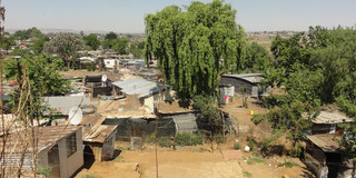 Informelle Siedlung mit kleinen Häusern in Soweto, einem Stadtteil von Johannesburg 2020 