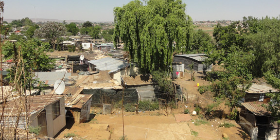 Informelle Siedlung mit kleinen Häusern in Soweto, einem Stadtteil von Johannesburg 2020 