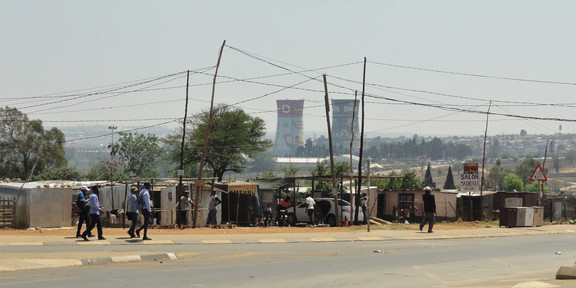 Kleine Wohngebäude und eine Straße im Stadtteil Soweto in Johannesburg