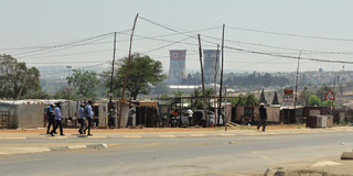 Kleine Wohngebäude und eine Straße im Stadtteil Soweto in Johannesburg