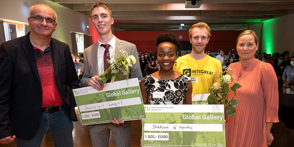 TU Dortmund, Deutschland Foto der Vertreter:innen der Gewinnerprojekte mit dem Rektor der TU Dortmund und der stellvertretenden Leiterin des Referats Internationales beim der Global Gallery Veranstaltung in 2022
