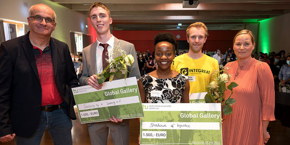 Photo of the representatives of the winning projects with the Rector of TU Dortmund University and the Deputy Head of the International Affairs Department at the Global Gallery event in 2022. 
