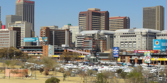Die zentrale Minibusstation in Johannesburg mit Gebäuden im Hintergrund