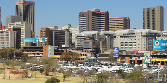 Die zentrale Minibusstation in Johannesburg mit Gebäuden im Hintergrund