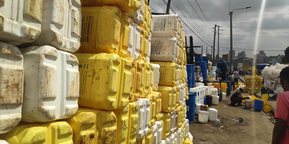 Kariokor, Nairobi, Kenia Straßenrand mit Verkaufsstände für Plastikcontainer im Stadtteil Kariokor in Nairobi