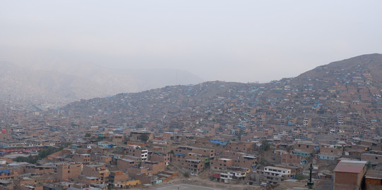 Blick von einem Hügel auf viele Häuser 
