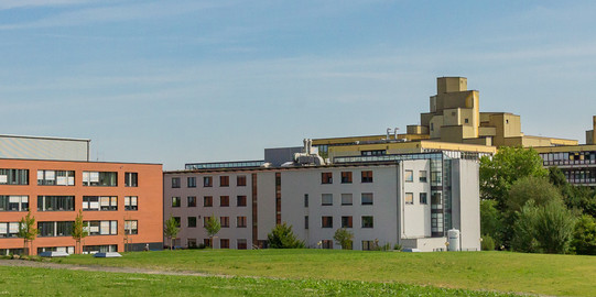 Panorama des Nord Campus mit Seminarraumgebäude, altem Physikgebäude und Mathetower